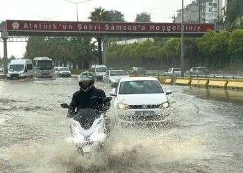 Samsun’da sağanak: Yollar göle döndü