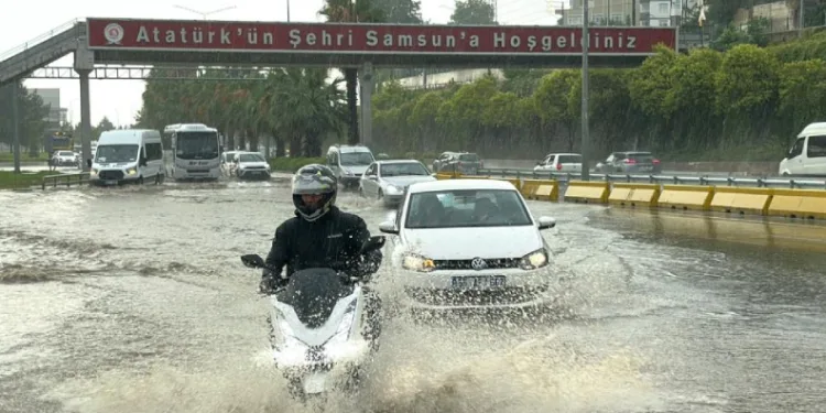 Samsun’da sağanak: Yollar göle döndü