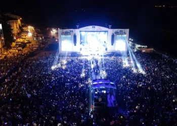Edis ve Bengü, 40 bin kişiye unutulmaz bir gece yaşattı