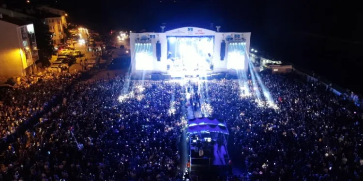 Edis ve Bengü, 40 bin kişiye unutulmaz bir gece yaşattı