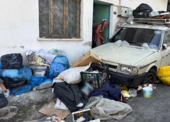 İzmir’de apartmanda ‘çöp ev’ isyanı