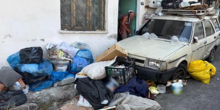 İzmir’de apartmanda ‘çöp ev’ isyanı
