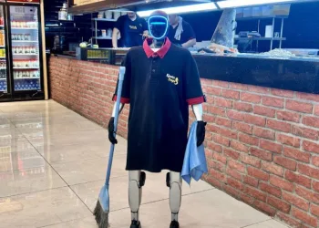 Maaşı ve izin günü olan robot garson, müşterilerin ilgi odağı oldu