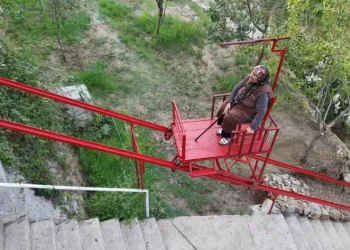 Eşine sevgisinden kendi imkanlarıyla asansör yaptı