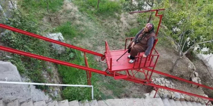 Eşine sevgisinden kendi imkanlarıyla asansör yaptı