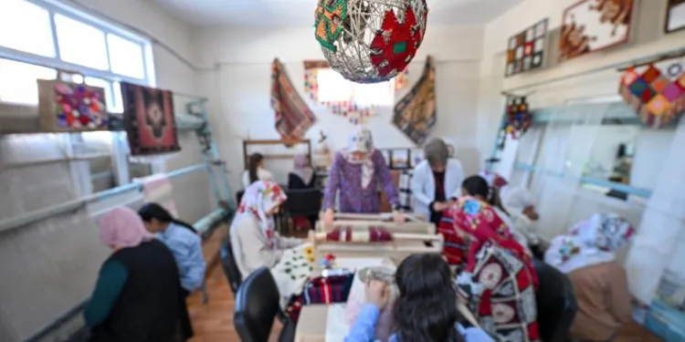 Gaziantep’te kadınlar geleneksel el dokumacılığını geleceğe taşıyor