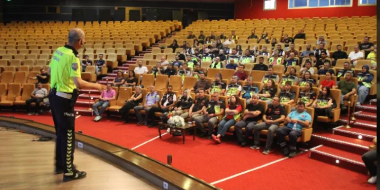 Aydın’da 200 motosiklet sürücüsüne “güvenli sürüş” eğitimi