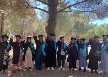 Balıkesir’de okuma yazma kursunu bitiren kadınlar kep attı