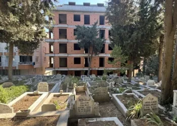 İstanbul’da mezarlığa sıfır şekilde inşa edilen binalar tepki çekti