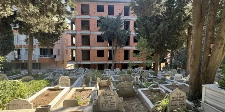 İstanbul’da mezarlığa sıfır şekilde inşa edilen binalar tepki çekti