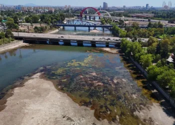 Seyhan Nehri’nde sular çekildi, kirlilik ortaya çıktı