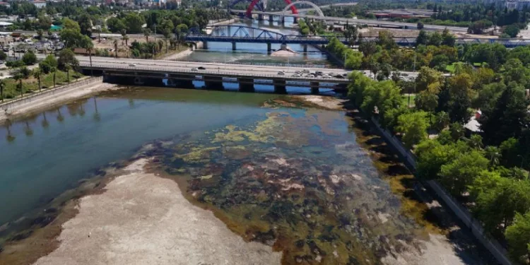 Seyhan Nehri’nde sular çekildi, kirlilik ortaya çıktı