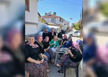 Gelin konvoyunun önünü kesen kadınlar yol ortasında tavla oynayıp, kahve içtiler