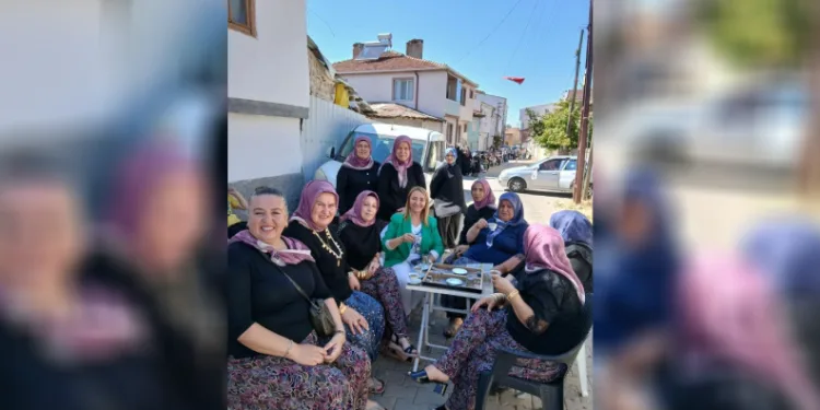 Gelin konvoyunun önünü kesen kadınlar yol ortasında tavla oynayıp, kahve içtiler
