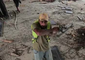 Dronu görünce korktu, arkadaşları kahkahaya boğuldu