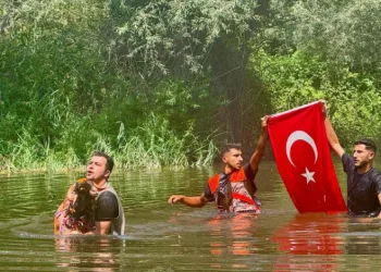 8 asırlık geleneğin şampiyon ödülünü hasta çocuğa bağışladı
