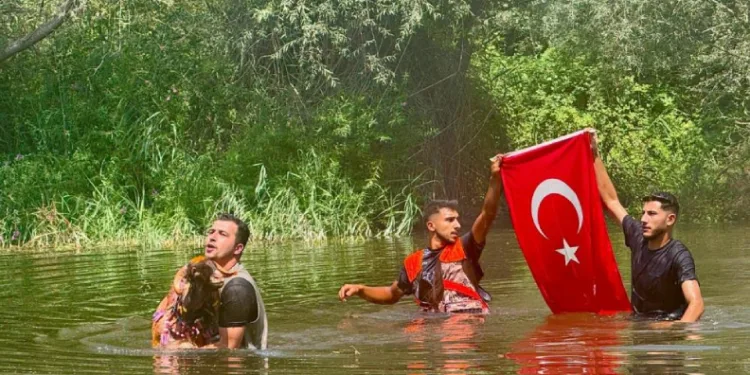 8 asırlık geleneğin şampiyon ödülünü hasta çocuğa bağışladı