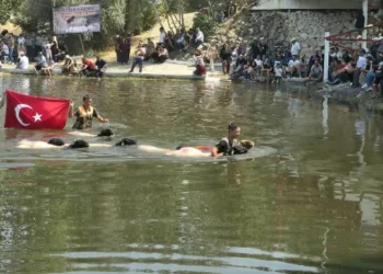 8 asırlık Çal Sudan Koyun Geçirme festivali yoğun katılımla gerçekleşti