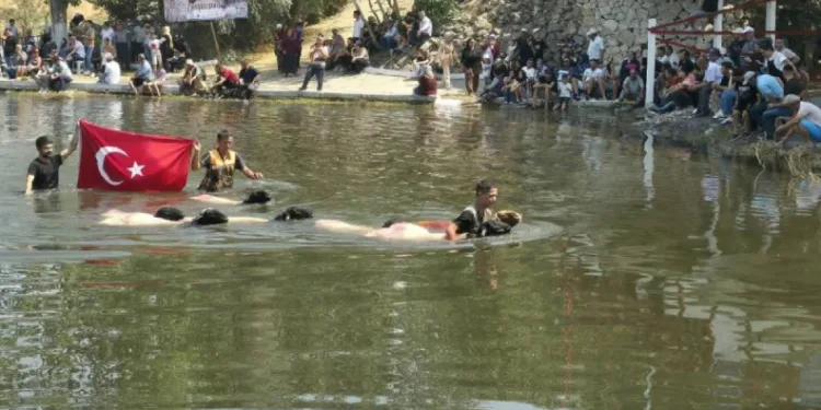 8 asırlık Çal Sudan Koyun Geçirme festivali yoğun katılımla gerçekleşti