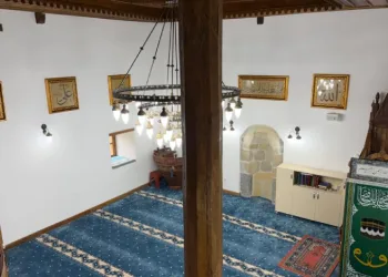 Şavşat’ta tarihi cami Osmanlı tarzı hatlarla bezendi