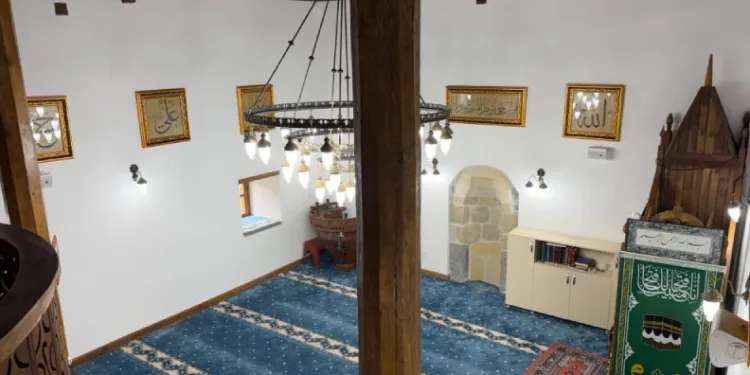 Şavşat’ta tarihi cami Osmanlı tarzı hatlarla bezendi