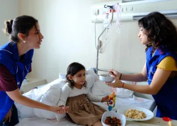 Gönüllü gençler hastalara moral oldu