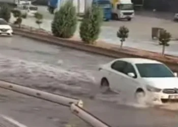 Gaziantep’te sağanak yağış cadde ve sokakları göle çevirdi