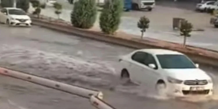 Gaziantep’te sağanak yağış cadde ve sokakları göle çevirdi