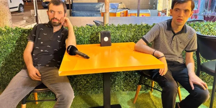 Otizmli ve zihinsel engelli ikiz kardeşlerin hafızası görenleri şaşırtıyor