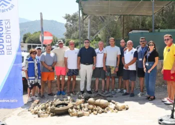 Bodrum’da Torba sahilinden 75 kilo atık çıkarıldı