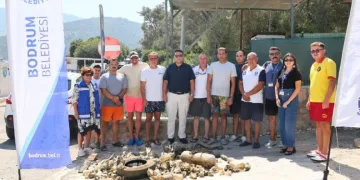 Bodrum’da Torba sahilinden 75 kilo atık çıkarıldı