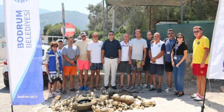Bodrum’da Torba sahilinden 75 kilo atık çıkarıldı