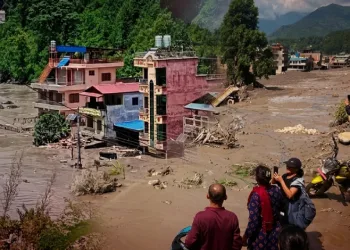 Nepal-Tibet sınırında sel felaketi: Yüzlerce turist kayıp