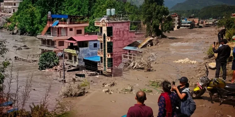Nepal-Tibet sınırında sel felaketi: Yüzlerce turist kayıp