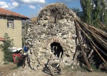 Atıl vaziyetteki hamam restore edilmeyi bekliyor