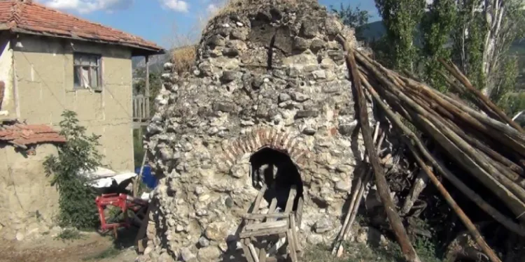 Atıl vaziyetteki hamam restore edilmeyi bekliyor