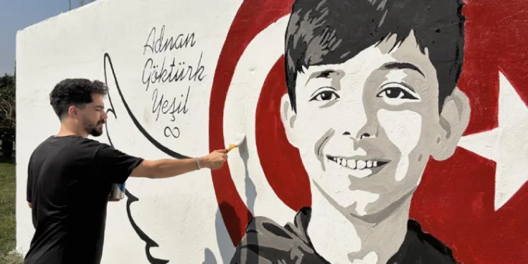 Adnan’ın anısı memleketinde duvara resmedildi