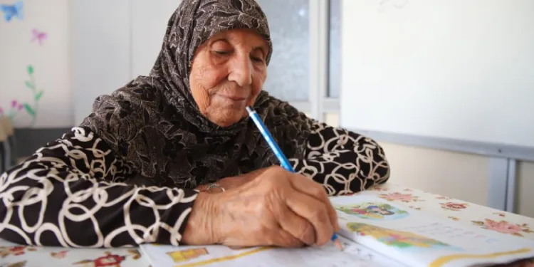 Hayalini kurduğu okuma-yazmayı 78 yaşında öğrendi