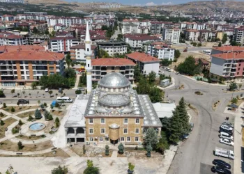 Yıldırımın yıktığı minare yeniden inşa edildi
