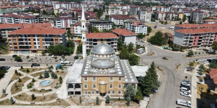Yıldırımın yıktığı minare yeniden inşa edildi