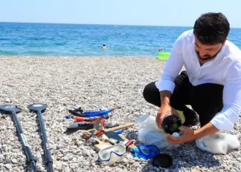 Denizin dibinde buldukları görenleri hayrete düşürüyor: Tatilcilerin denizde kaybettikleri, dalış yapan gencin ganimeti oluyor
