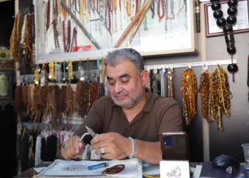 Engelini tespih yaparak unutuyor