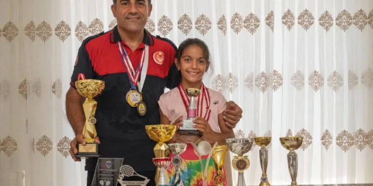 Hayat kurtaran baba, kızını kortlarda şampiyonluğa hazırlıyor