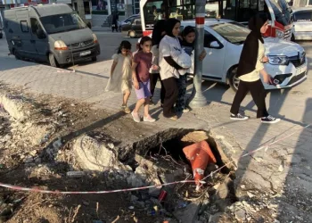 İnşaat çevresindeki kaldırımda oluşan derin göçükler muhtemel kazalara davetiye çıkarıyor
