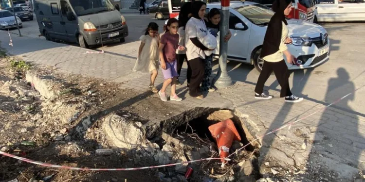 İnşaat çevresindeki kaldırımda oluşan derin göçükler muhtemel kazalara davetiye çıkarıyor
