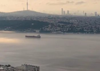 İstanbul’da deniz ulaşımına sis engeli: 15 şehir hatları seferi iptal edildi