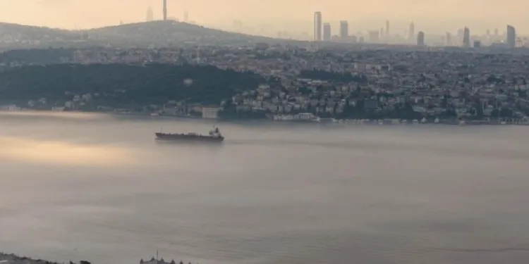 İstanbul’da deniz ulaşımına sis engeli: 15 şehir hatları seferi iptal edildi