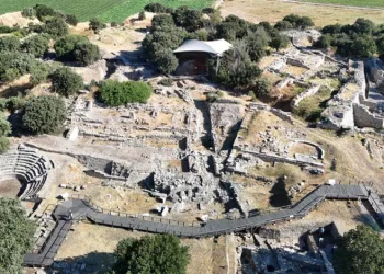 5 bin 600 yıllık medeniyete ev sahipliği yapan Troya Ören Yeri Kazılarında, Troya Savaşı’nın izleri aranıyor