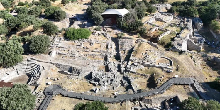 5 bin 600 yıllık medeniyete ev sahipliği yapan Troya Ören Yeri Kazılarında, Troya Savaşı’nın izleri aranıyor