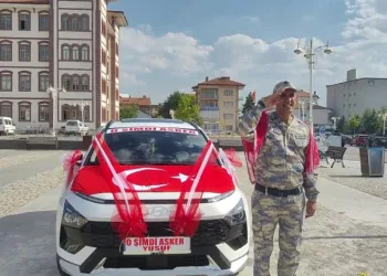 Askerlik hayalini temsili eğlence ile gerçeğe dönüştürdüler